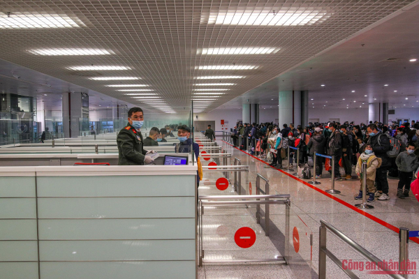 Hai chuyến bay đưa gần 600 người Việt từ Ukraine về nước an toàn -0