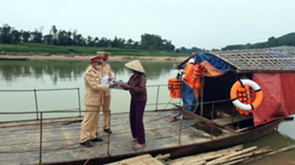 Cảnh sát xuống đò hướng dẫn an toàn cho khách -0