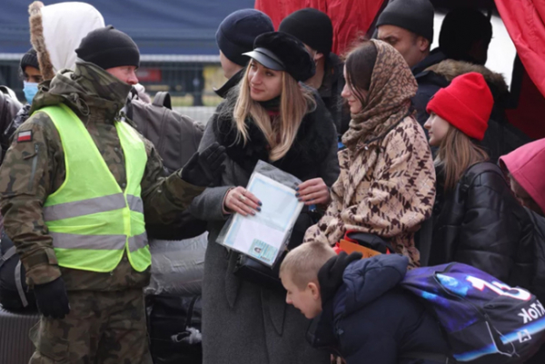 Phụ nữ Ukraine tị nạn -  miếng mồi béo bở của bọn buôn người -0