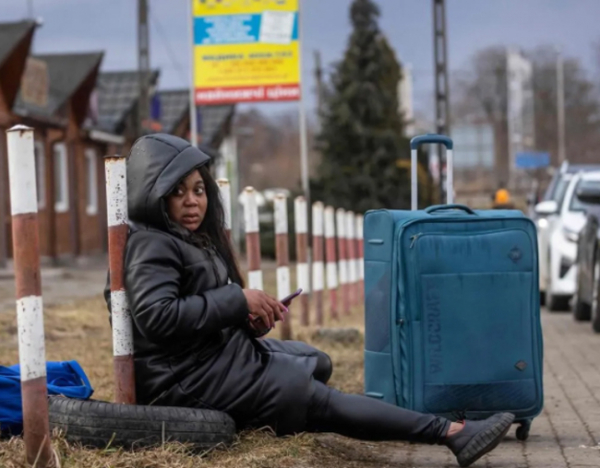 Phụ nữ Ukraine tị nạn -  miếng mồi béo bở của bọn buôn người -0