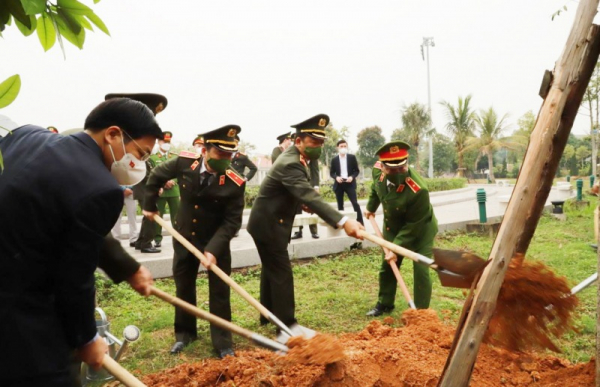 Leaders of MPS and Bac Giang province visit the steles of Uncle Ho’s 6 teachings   - 1
