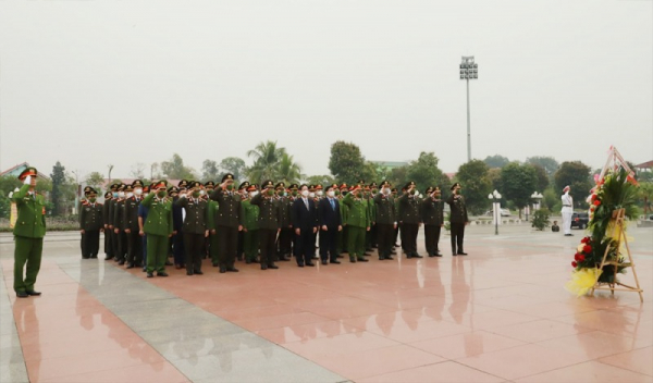 Leaders of MPS and Bac Giang province visit the steles of Uncle Ho’s 6 teachings   - 1