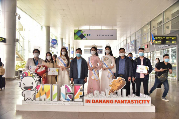 Over 720 MICE tourists arrive in Danang -0