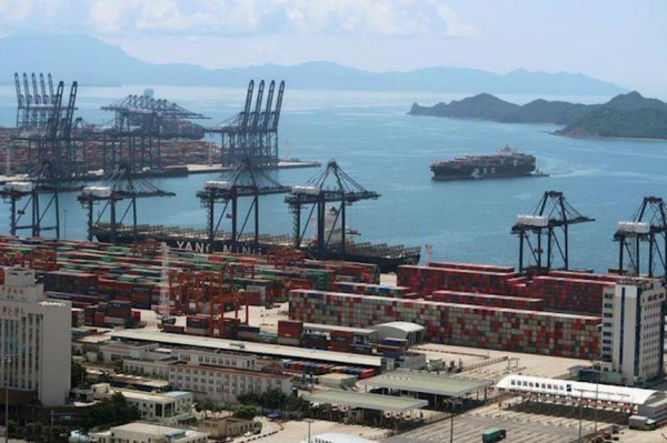 Tàu container xếp hàng dài  Trung Quốc, chuỗi cung ứng toàn cầu 