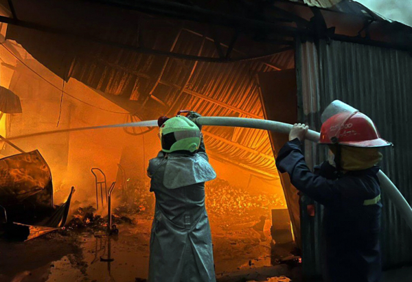 Kịp thời khống chế đám cháy nhà xưởng tại quận Hoàng Mai -0