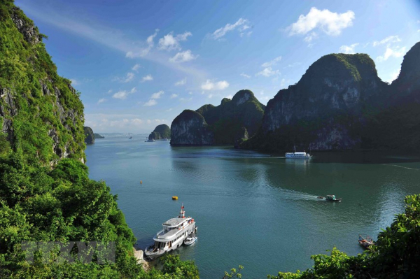 A look into beautiful Vietnam's Halong Bay -4