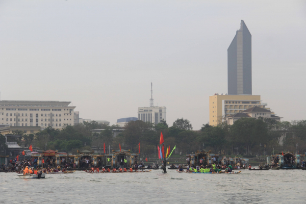 Gần 500 vận động viên tham dự giải đua ghe truyền thống TP Huế -0