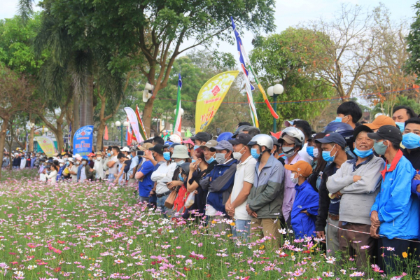Gần 500 vận động viên tham dự giải đua ghe truyền thống TP Huế -0