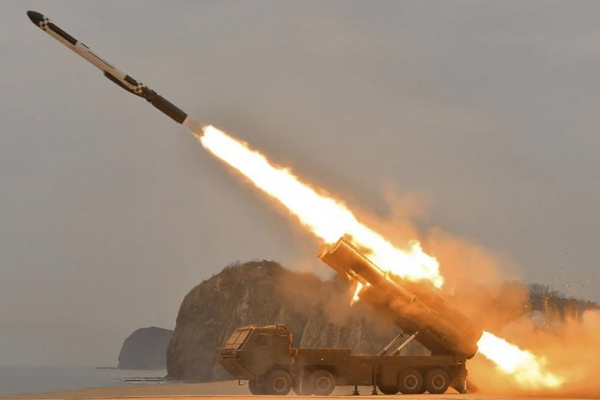 Triều Tiên phóng hàng loạt rocket ra biển -0