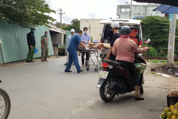 Người bán gà lao từ cầu Bà Hom xuống kênh cứu cô gái trẻ -0