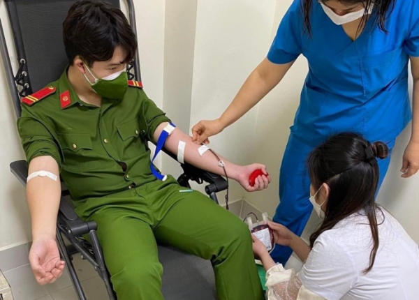 Chiến sĩ trại giam hiến máu cứu cháu bé 13 tuổi -0