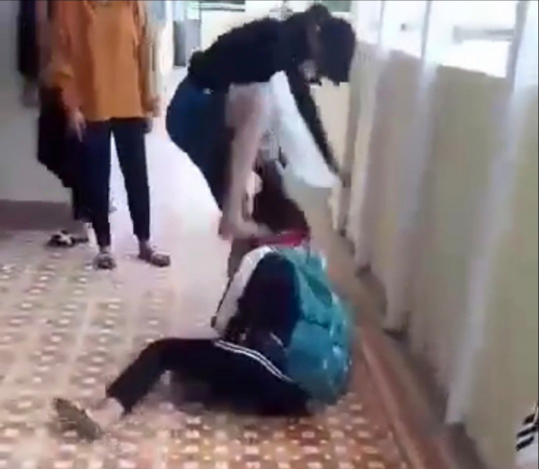 Đà Nẵng: Nữ sinh lớp 6 bị bạn đánh dã man quay clip ngay trong sân trường -2
