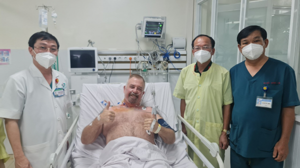 Bệnh viện  175 cứu sống nam phi công người Australia bị nhồi máu cơ tim cấp -0