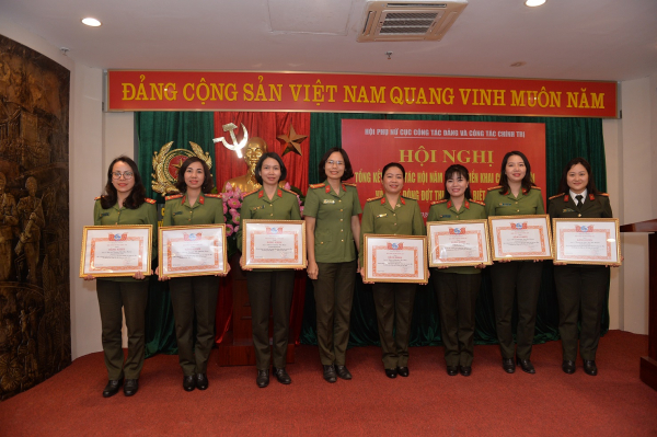 Phát động thi đua đặc biệt và khen thưởng 37 nữ cán bộ, chiến sĩ có nhiều thành tích năm 2021 -0