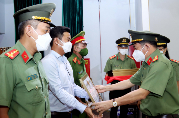Phóng viên Báo CAND được Chủ tịch UBND tỉnh An Giang tặng Bằng khen -0
