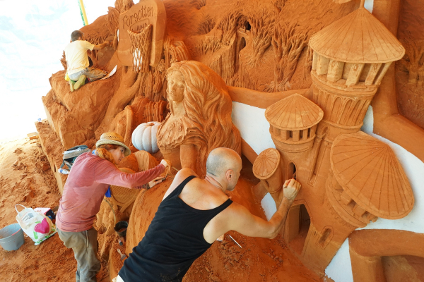Điêu khắc trên cát “kén” nghệ nhân Việt -0