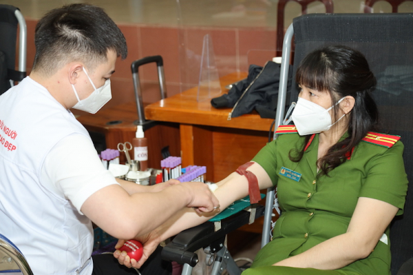 Tuổi trẻ khối cơ quan Bộ Tư lệnh Cảnh sát cơ động hiến 300 đơn vị máu vì cộng đồng -3