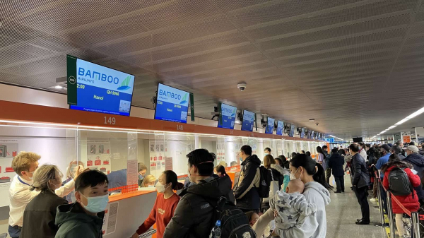 Sân bay Nội Bài từ chối hoàn thành thủ tục bay cho khách vì người này sử dụng giấy chứng minh thư giả  -0