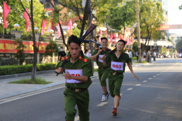 Hàng trăm CBCS Công an tỉnh Thừa Thiên-Huế tham gia giải chạy vũ trang - việt dã -0