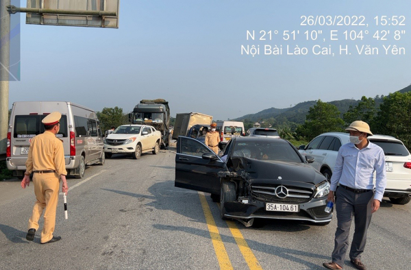 5 xe ô tô dồn toa trên cao tốc Nội Bài - Lào Cai -0