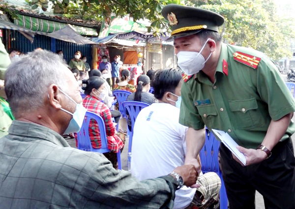 Giám đốc Công an tỉnh An Giang động viên, hỗ trợ tiểu thương bị thiệt hại do hỏa hoạn -0