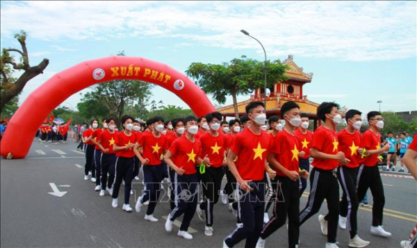 Nearly 2,000 people join Olympic Day Run in Thua Thien Hue  -0