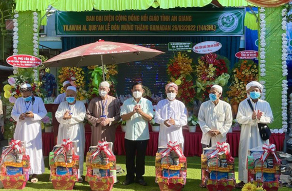 Đồng bào Chăm An Giang đón mừng Tháng ăn chay Ramadan -0
