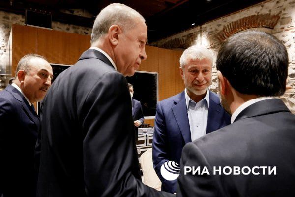 Thổ Nhĩ Kỳ tiết lộ vai trò hòa giải Nga-Ukraine của tỷ phú Abramovich -0