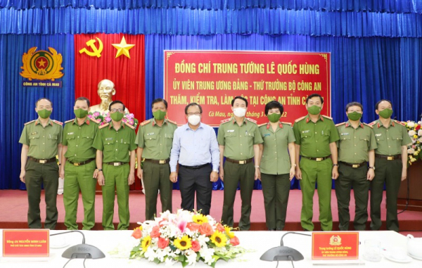 Deputy Minister Le Quoc Hung works with Ca Mau Provincial Police Department  -0