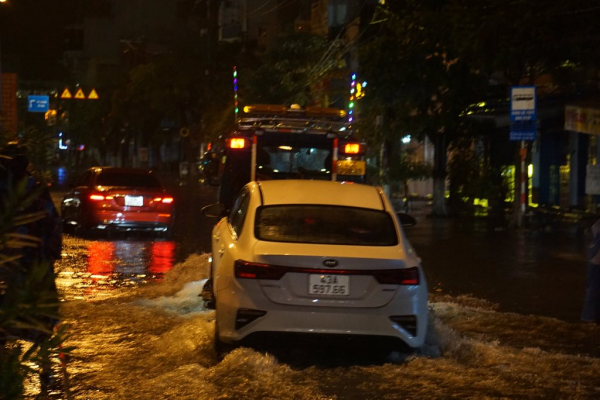 Đà Nẵng: Nhiều tuyến đường ngập sâu trong đêm sau trận mưa lớn  -3