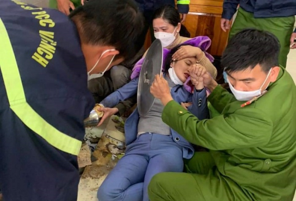 Kịp thời giải cứu một phụ nữ bị kẹt bàn tay vào máy xay thịt -0