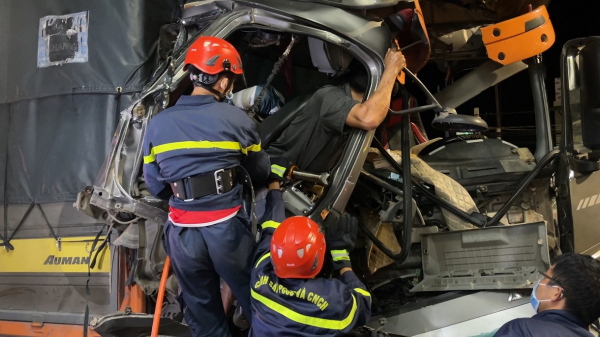 Giải cứu một phụ xe mắc kẹt trong cabin bẹp dúm sau tai nạn giao thông -0