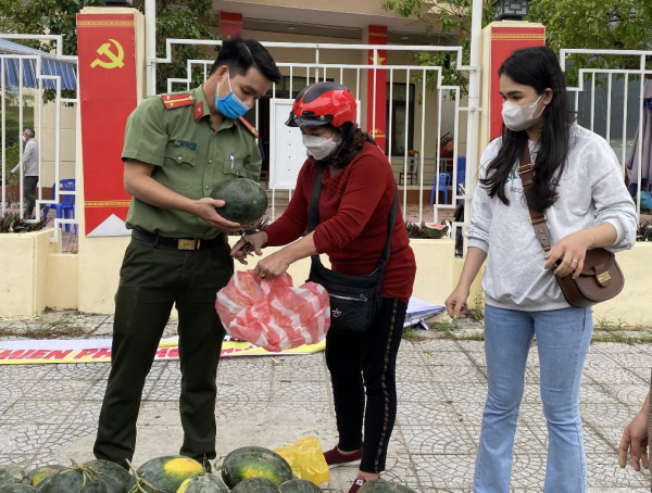 Người Đà Nẵng chung tay giải cứu hàng trăm tấn dưa hấu giúp nông dân Quảng Nam “chạy ngập”  -4