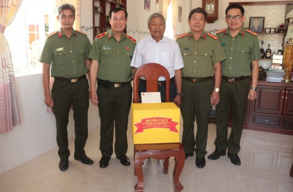NA Defense and Security Chairman visits Tra Vinh -0