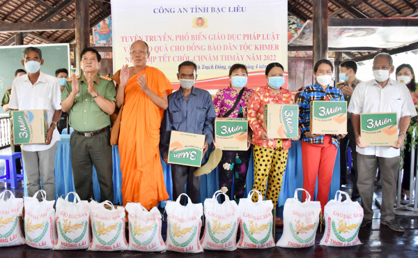 Công an tỉnh Bạc Liêu tặng quà đồng bào Khmer nhân Tết cổ truyền Chol Chnăm Thmây -0