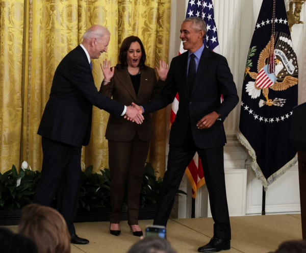 Cựu Tổng thống Obama bất ngờ xuất hiện tại Nhà Trắng  -0