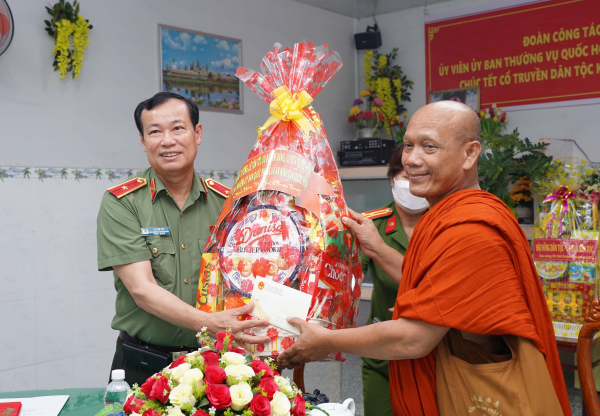 Thiếu tướng Lê Tấn Tới chúc tết Chol Chnam Thmay tại Cà Mau -0