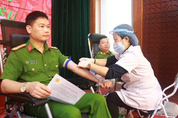 Chiến sỹ Cảnh sát tham gia hiến máu vì đồng đội thân yêu -0