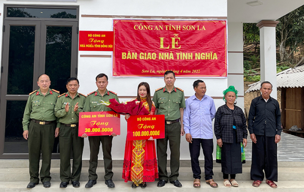 Bàn giao nhà tình nghĩa cho cán bộ Công an có hoàn cảnh khó khăn -0