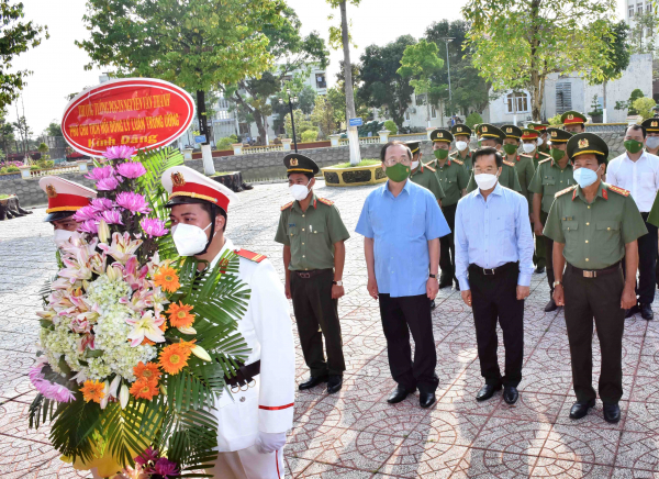 Phó Chủ tịch chuyên trách Hội đồng Lý luận Trung ương dâng hương tưởng niệm Chủ tịch Hồ Chí Minh -0