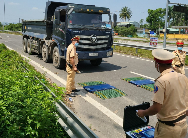 Xử phạt gần 100 phương tiện vi phạm quá tải và nồng độ cồn ngay cửa ô Đà Nẵng -0