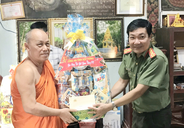 Công an tỉnh Sóc Trăng chúc Tết các chùa Khmer -1
