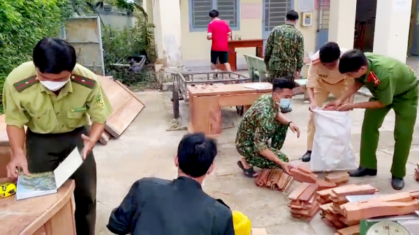 Bắt quả tang đối tượng vận chuyển đồ gỗ nhập lậu tại khu vực biên giới tỉnh An Giang -0