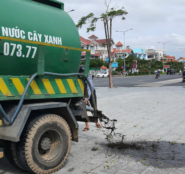 Lẽ nào lần thứ hai  “tưới nhầm” chất thải bẩn cho cây cỏ trong công viên  -0
