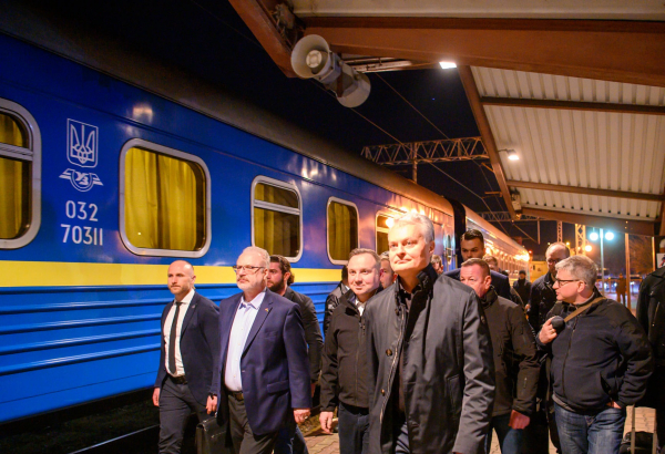 Tổng thống bốn nước châu Âu đi tàu đến Ukraine -0
