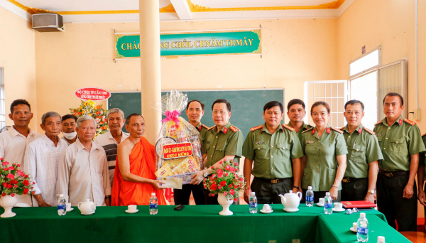 Công an TP Cần Thơ chúc Tết Chôl Chnăm Thmây các chùa Khmer  -1
