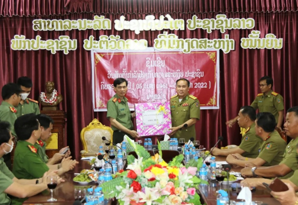 Công an tỉnh Quảng Bình thăm, chúc Tết Công an 2 tỉnh Savannakhet và Khăm Muộn -0