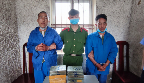 _oi tuong phang a  phó (trái) và phàng a do (phai) cung  tang vật vụ án.jpg -0