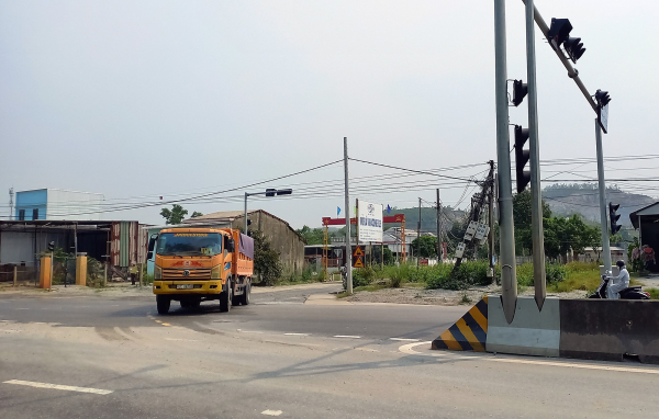 Vì sao người dân ngăn cản xe ra vào 5 mỏ đá tại Quảng Nam? -0