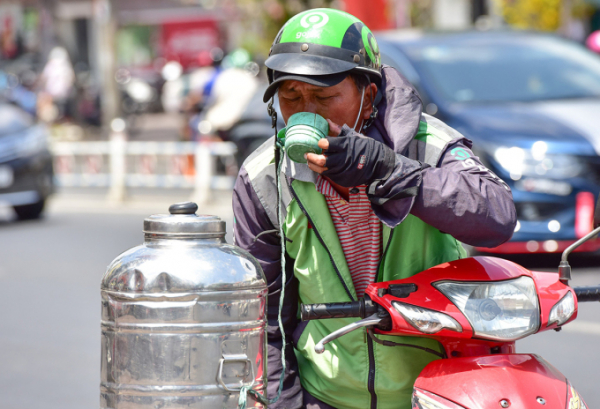 Nắng nóng oi bức từ Đà Nẵng vào Nam Bộ, chiều tối đổ mưa -0